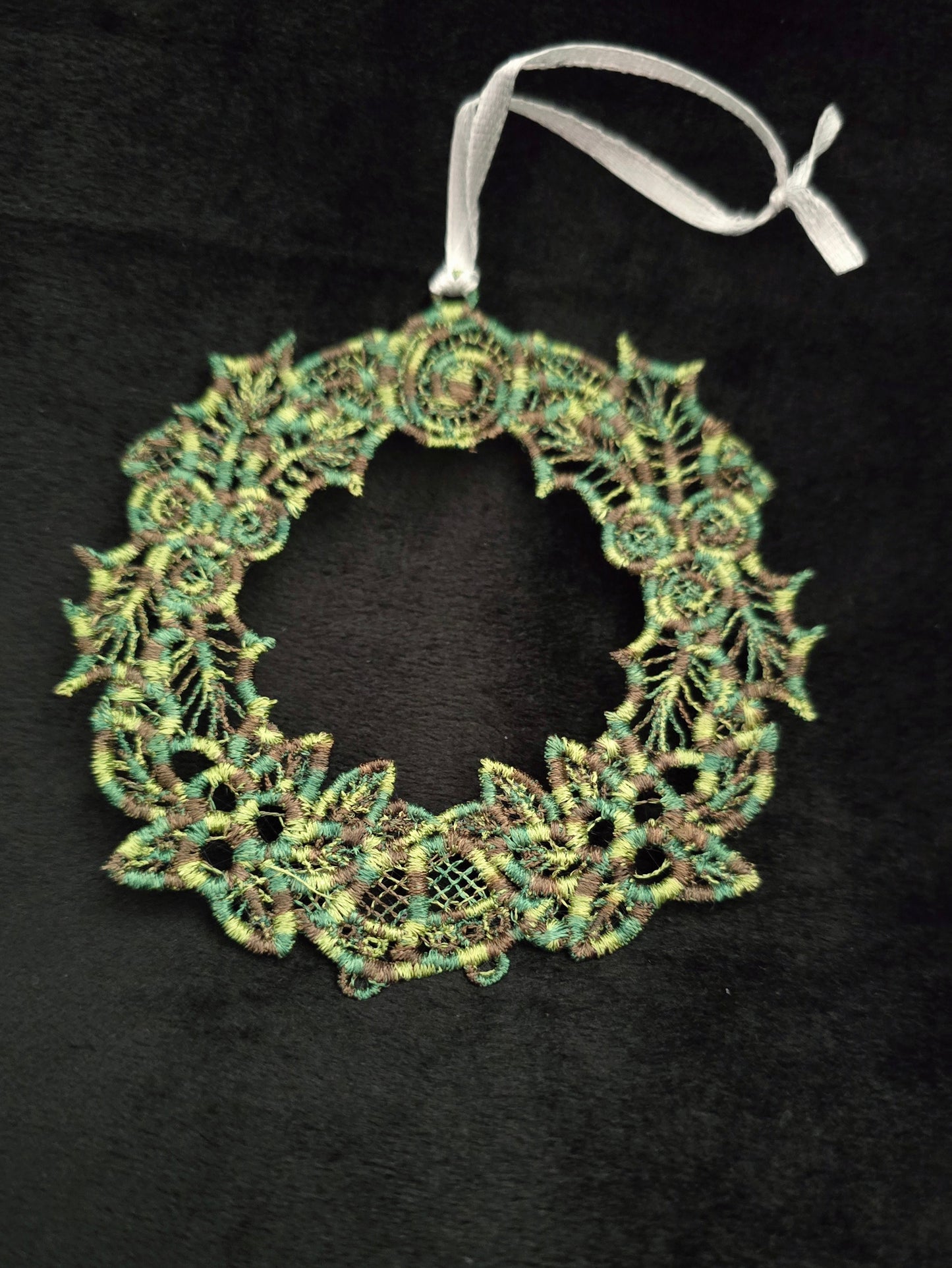 Wreath Lace Christmas ornament with satin ribbon