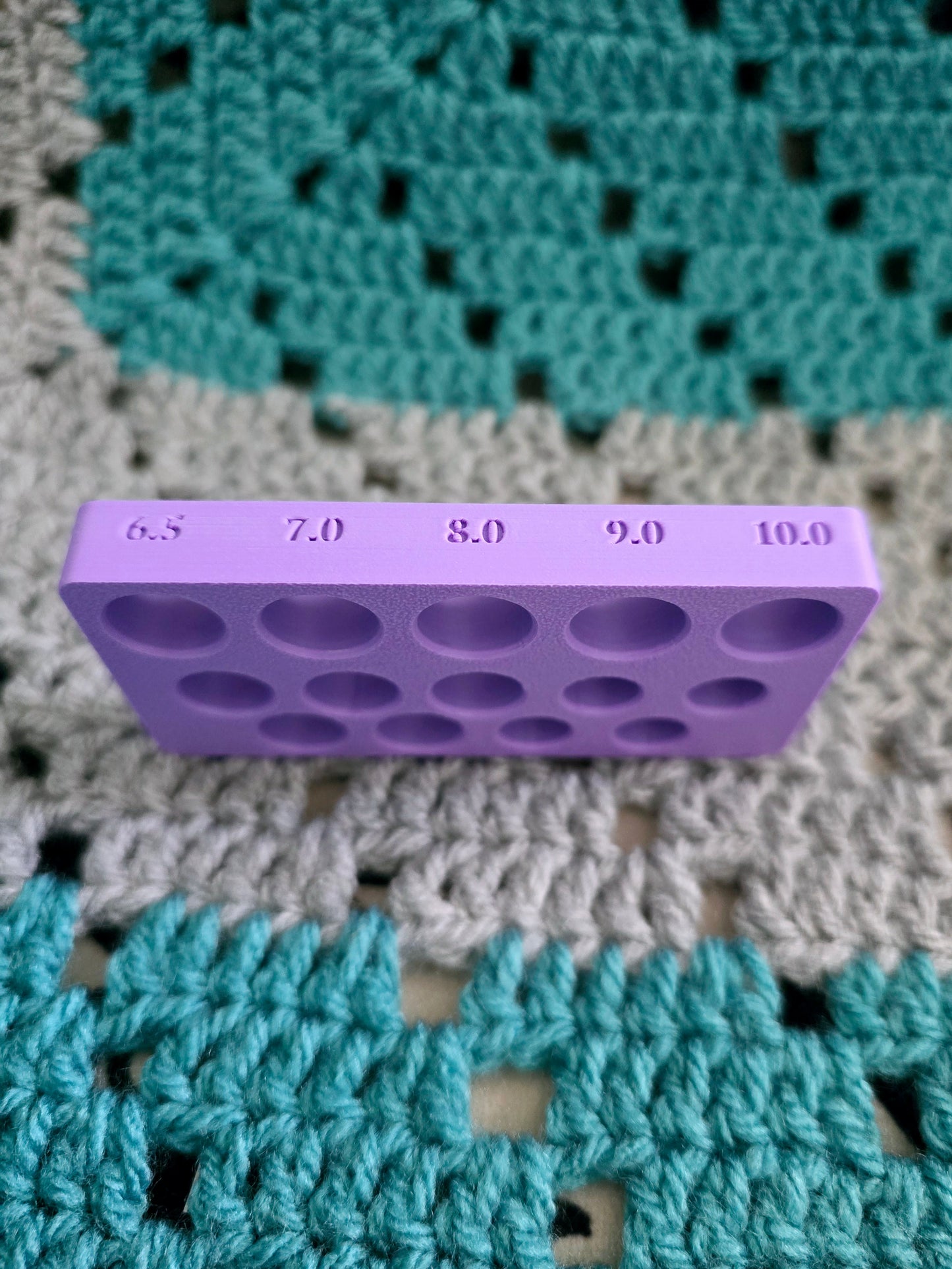 3D Printed Crochet Hook Organizer – Fits 14 Rubber-Handled Hooks (2.0mm–10.0mm)